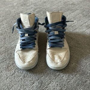In great condition lightly worn super cute